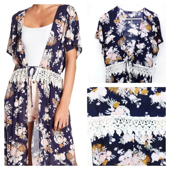 Melrose and Market Tops - Melrose and Market Short Sleeve Walkthru Tunic. G6